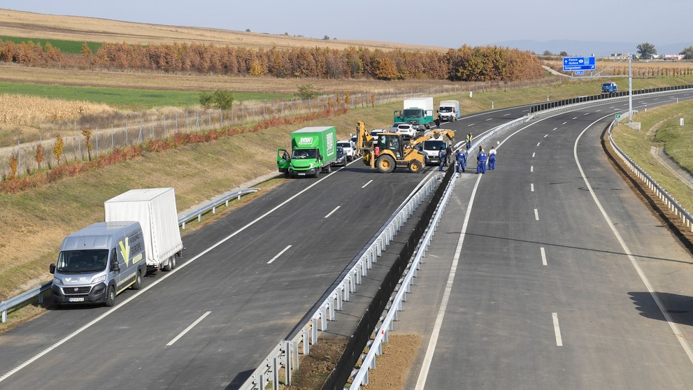 Otvorili diaľnicu M30 od Miškovca až po slovenské hranice.