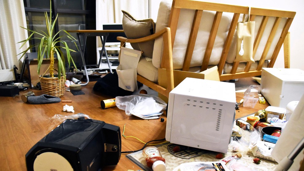 Po silnom zemetrasení v Japonsku.