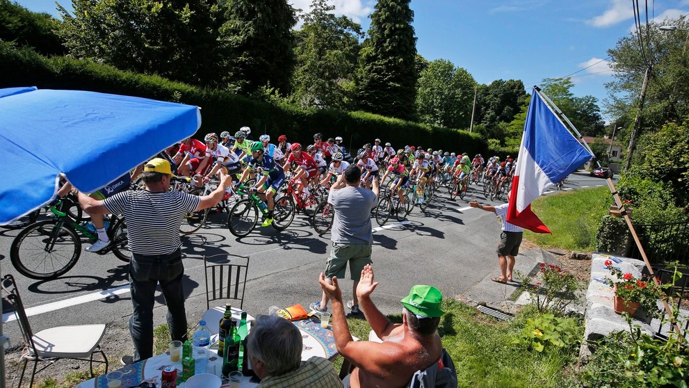 Diváci povzbudzujú cyklistov počas 5. etapy Tour de France.