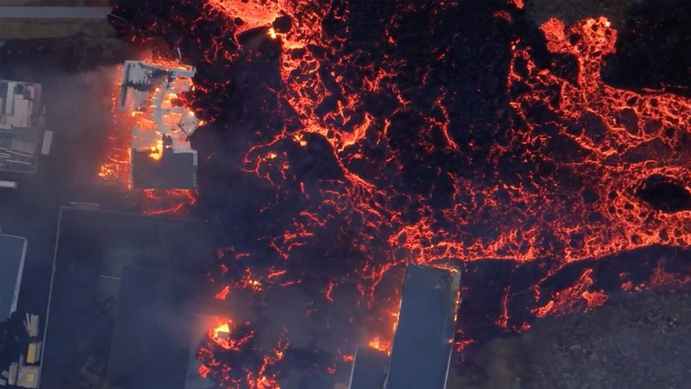 Láva zničila niekoľko domov.