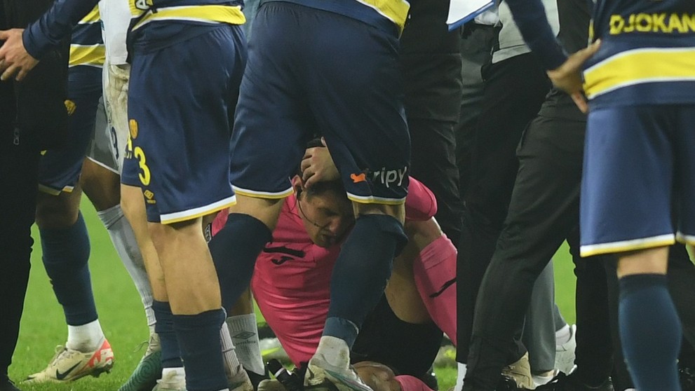 Útok na rozhodcu Halila Umuta Melera.