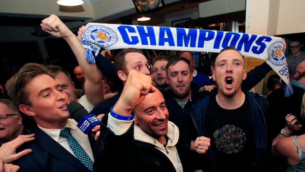 Fanúšikovia Leicester City oslavujú majstrovský titul v anglickej futbalovej Premier League.