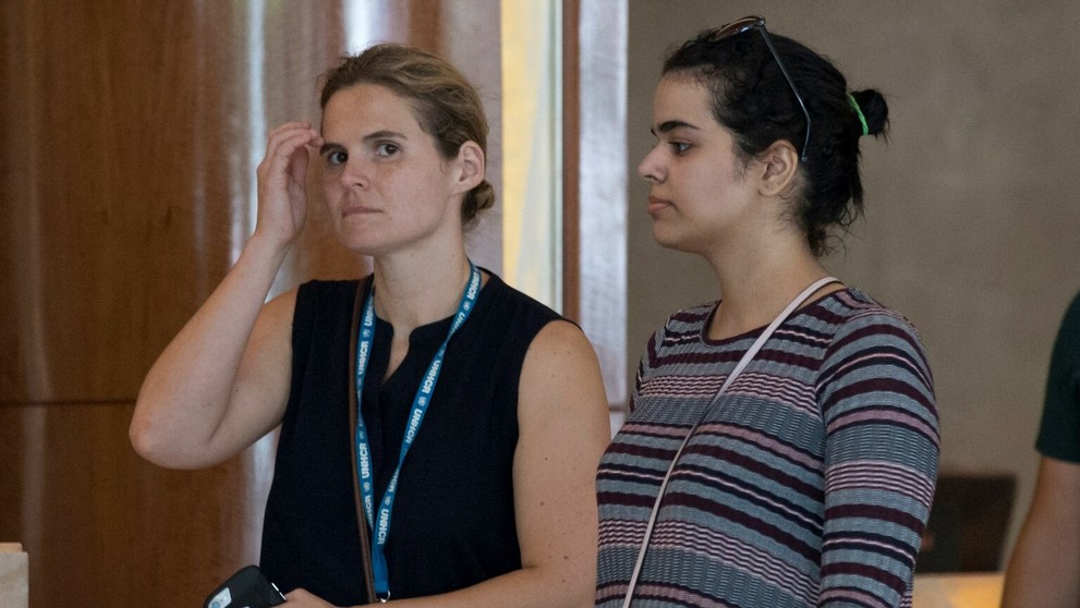 Rahaf Muhammad Mutlak al-Kunúnová (vpravo)