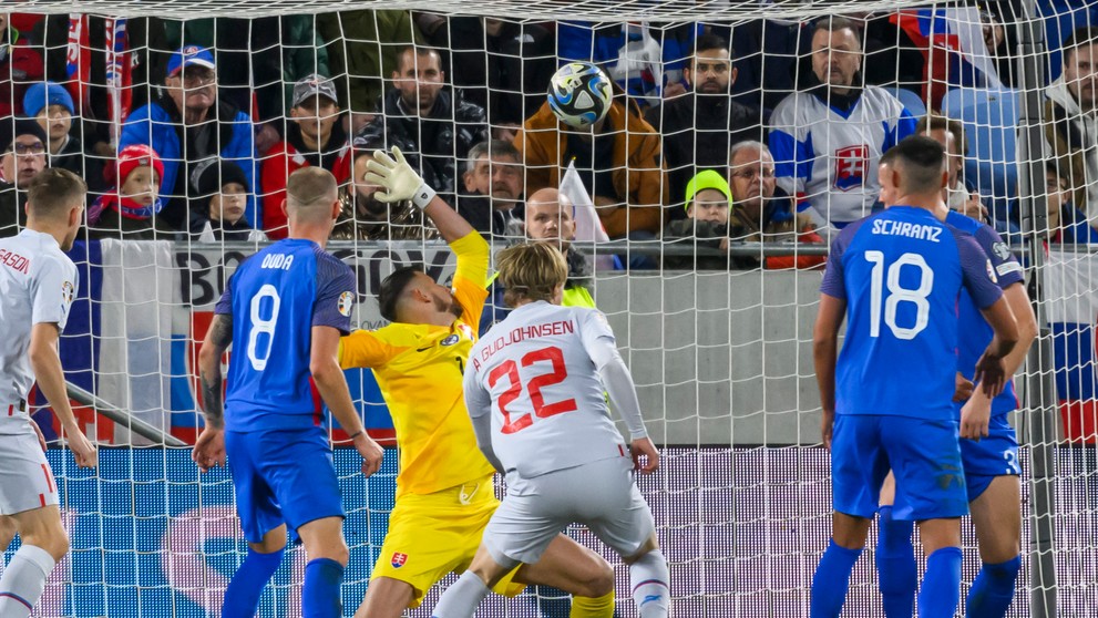 Zretí zľava brankár Martin Dúbravka (Slovensko) inkasuje gól v zápase kvalifikácie ME 2024 proti Islandu.