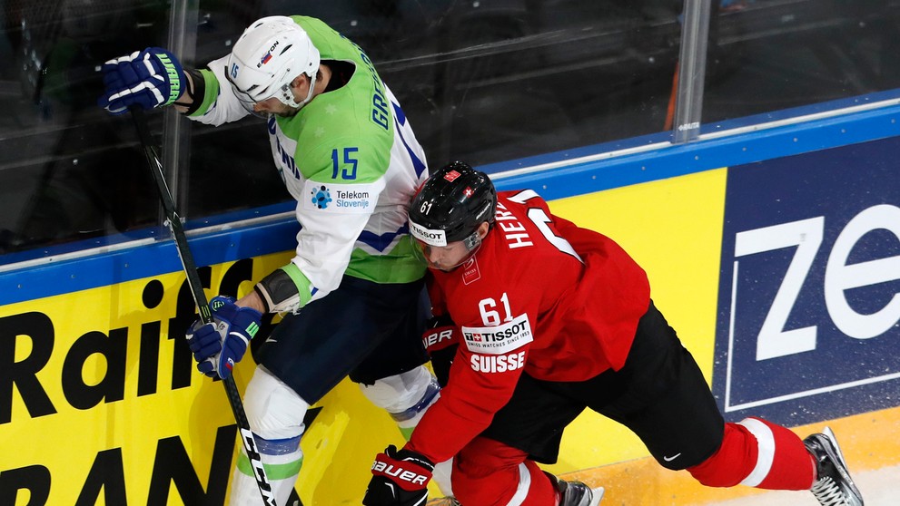 Švajčiar Fabrice Herzog (vpravo) a Slovinec Blaž Gregorc v zápase základnej B-skupiny Švajčiarsko - Slovinsko.