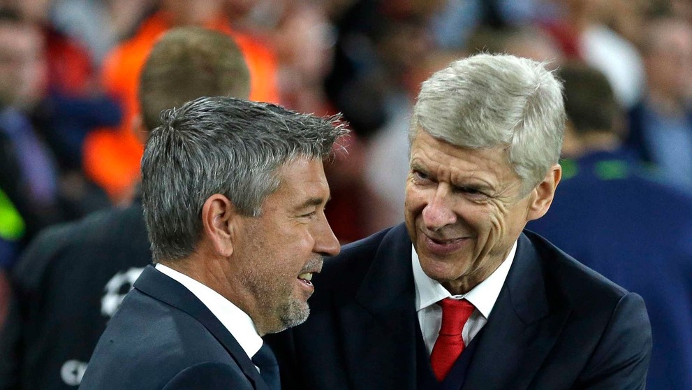 Kouč FC Bazilej Urs Fischer (vľavo) sa zvítava s trénerom Arsenalu Londýn Arsénom Wengerom počas duelu LM.