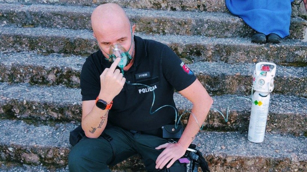 Zachránili dvoch ľudí z horiaceho bytu