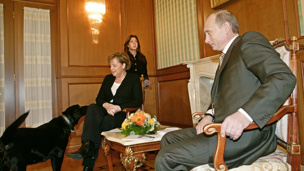 Angela Merkelová a Vladimir Putin počas stretnutia v Soči v roku 2007.