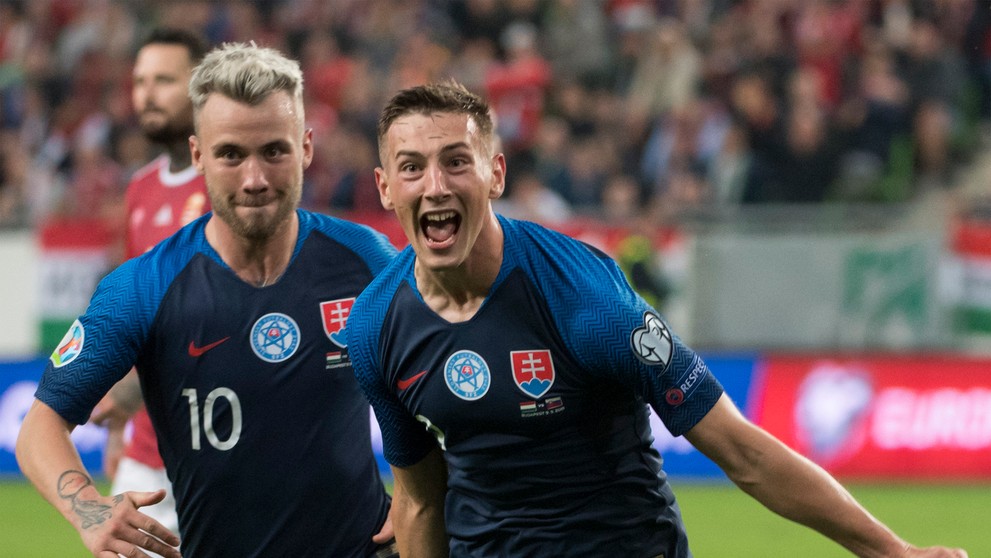 Sprava Maďar Dominik Szoboszlai v súboji o loptu s Denisom Vavrom v kvalifikácii ME 2020.