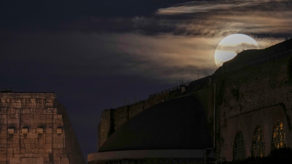 Pohľad na superspln z rímskeho Kolosea.