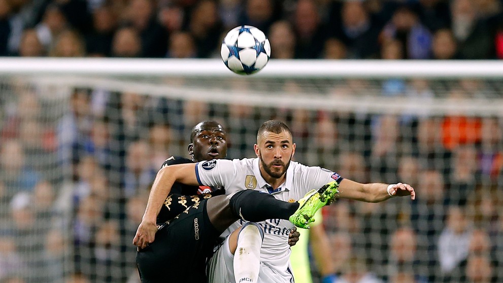 Kalidou Koulibaly (vľavo) z Neapola atakuje Karima Benzemu z Realu v osemfinále LM.