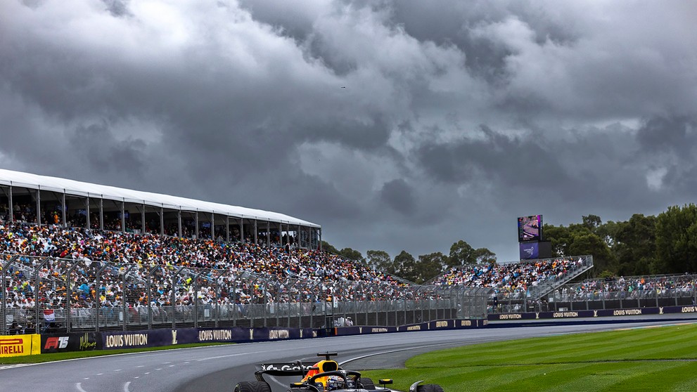 Max Verstappen na Red Bulle nedovolil McLarenu oslavovať double.