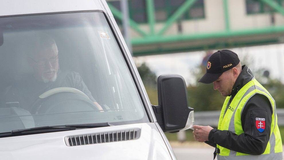 Policajná kontrola na diaľničnom hraničnom priechode Bratislava – Čunovo a Rajka medzi Slovenskom a Maďarskom.