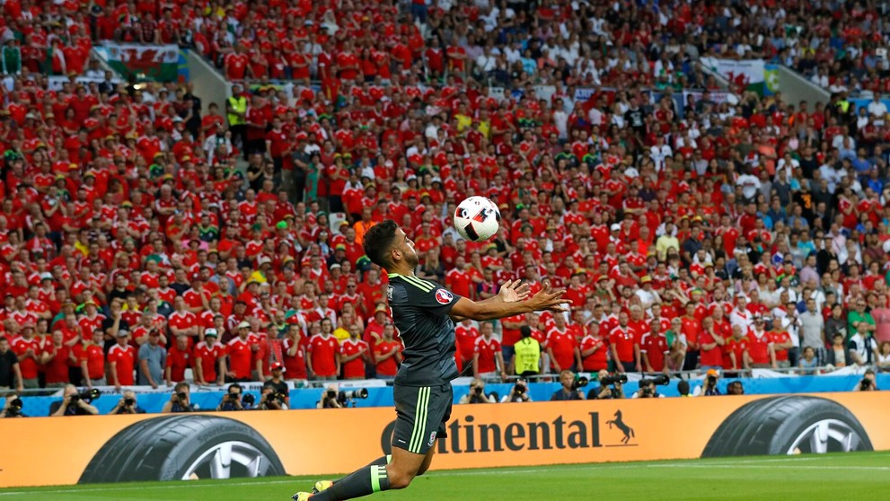 V krásnej momentke Walesan Neil Taylor v semifinále ME proti Portugalsku.