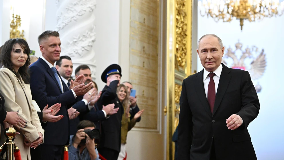 Vladimir Putin prichádza do sály Kremeľského paláca, v ktorej má zložiť prezidentský sľub.