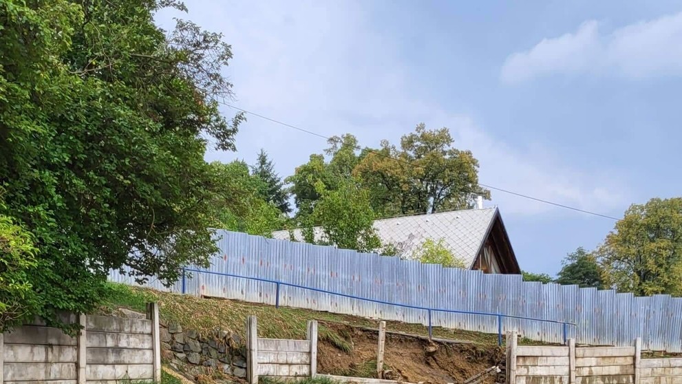 V obci Hermanovce sa z kopca zlialo bahno. Ulice museli vyčistiť dobrovoľní hasiči.