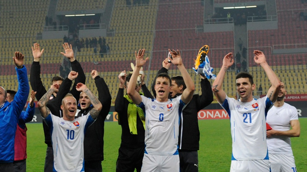 Radosť hráčov v Skopje, kde naši vyhrali. V popredí vľavo Miroslav Stoch, Filip Kiss a Michal Ďuriš.