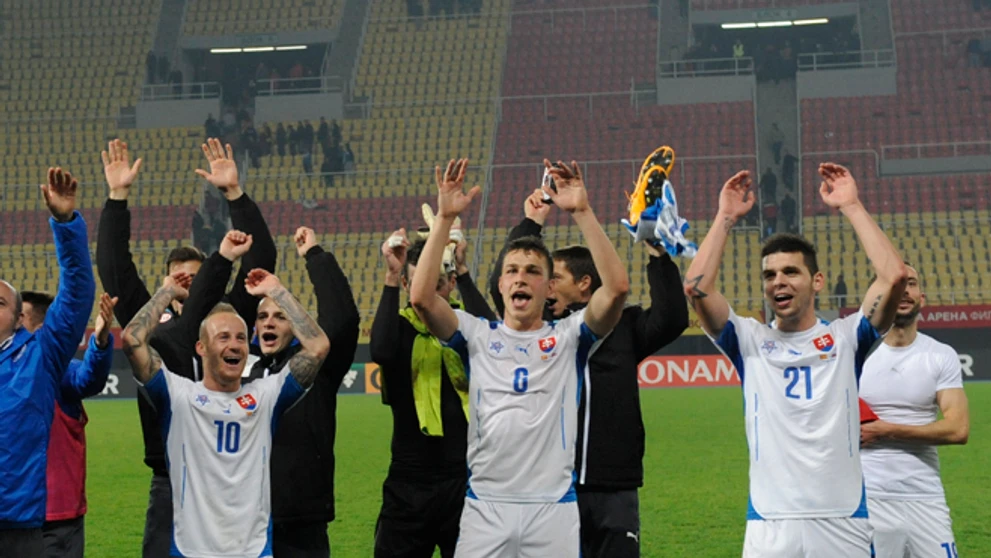 Radosť hráčov v Skopje, kde naši vyhrali. V popredí vľavo Miroslav Stoch, Filip Kiss a Michal Ďuriš.