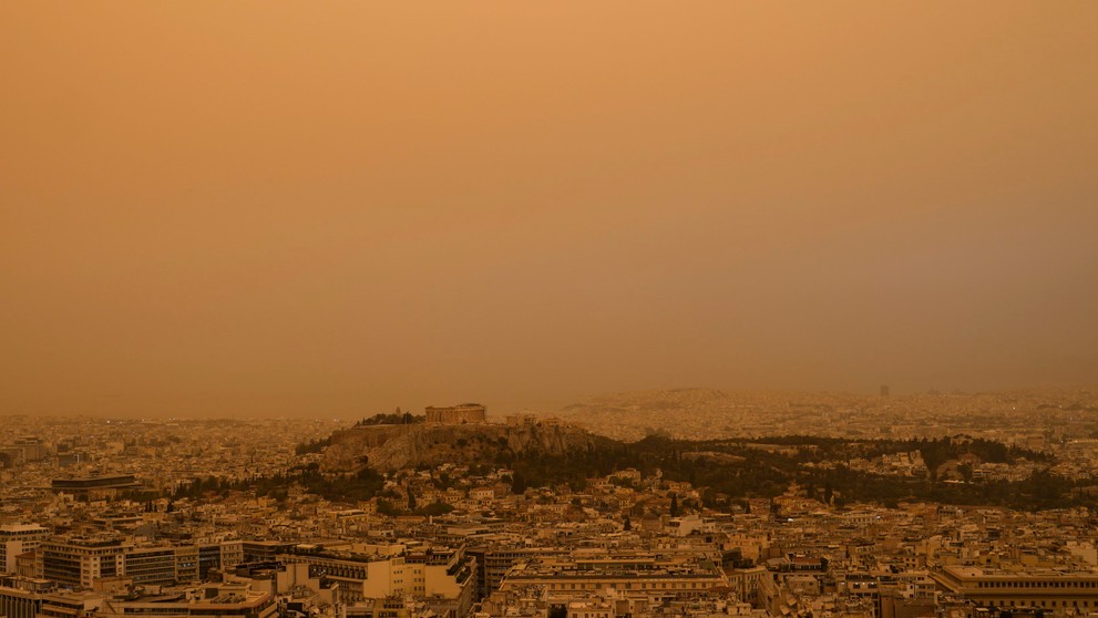 Atény sa zahalili do oranžovej.