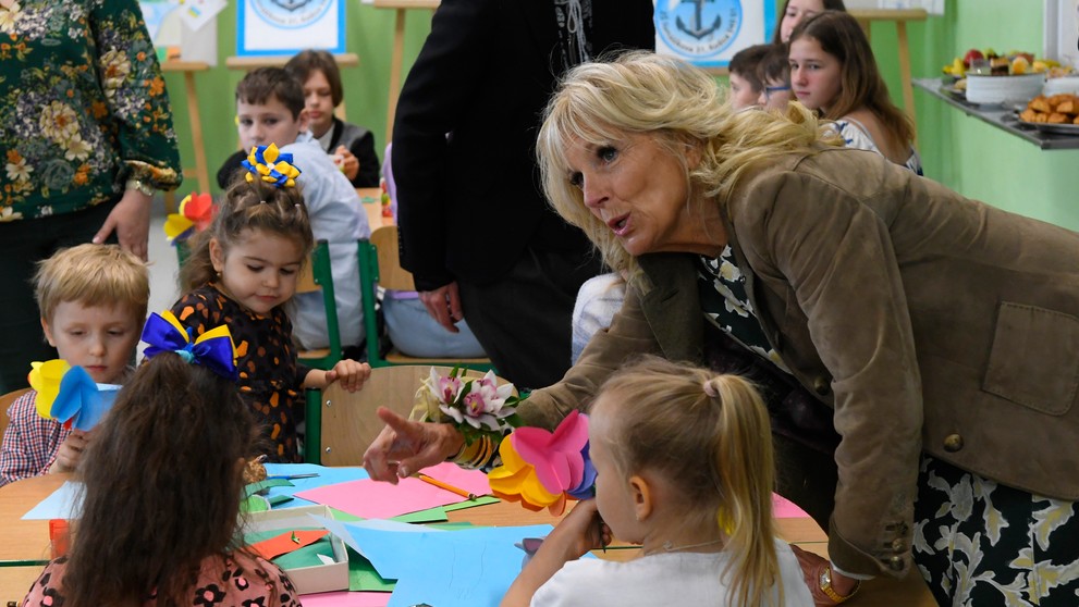 Manželka amerického prezidenta Jill Bidenová sa na Základnej škole (ZŠ) Tomášikova 31 v Košicach stretla so slovenskými a ukrajinskými matkami pri príležitosti Dňa matiek.