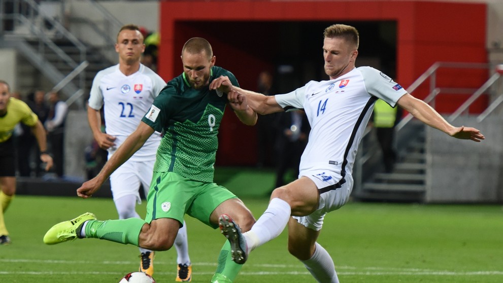 Na snímke vpravo hráč Slovenska Milan Škriniar a hráč Slovinska Tim Matavž v zápase kvalifikácie MS.