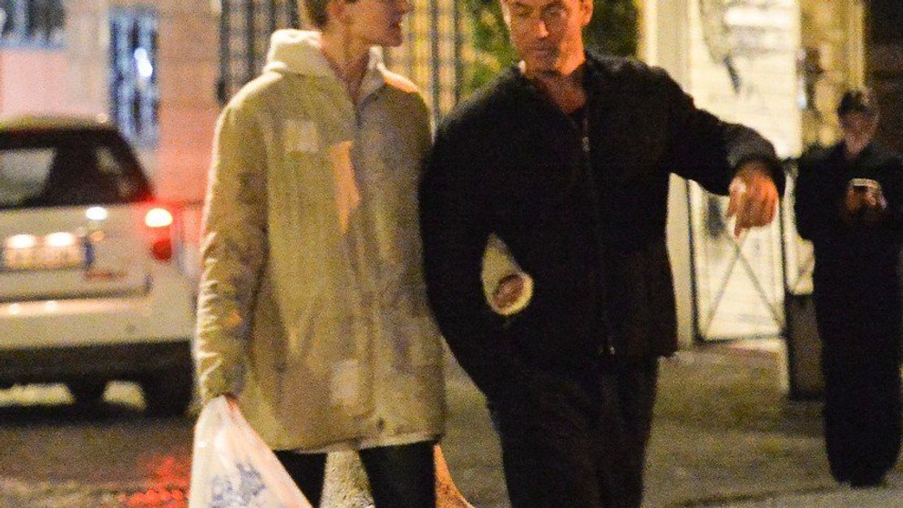 Hasiči pomáhajú chlapcovi.