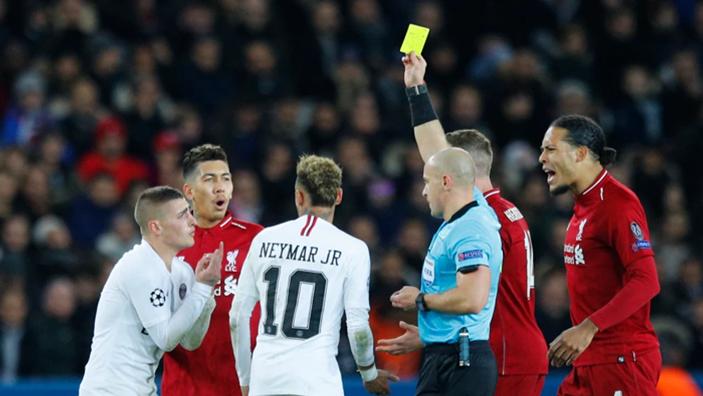  Marco Verratti (vľavo) z PSG dostáva žltú kartu v zápase LM proti FC Liverpool.
