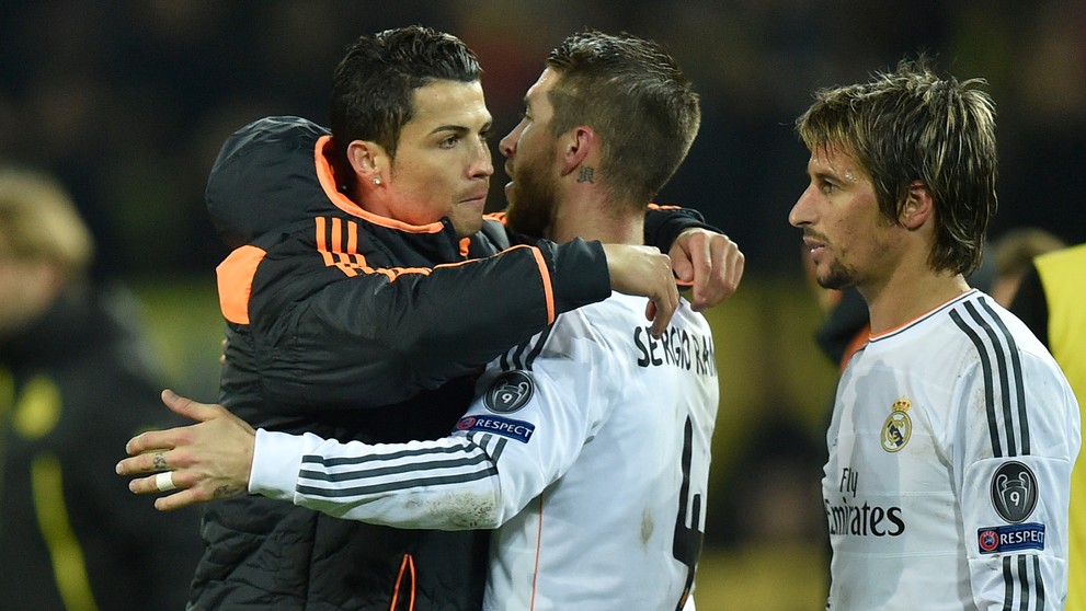 Hráči Realu Madrid Cristiano Ronaldo (vľavo) a Sergio Ramos sa radujú z postupu do semifinále po odvetnom štvrťfinálovom zápase 