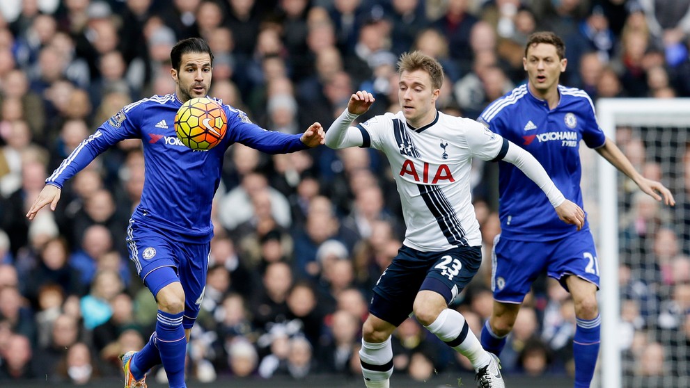 Christian Eriksen (v strede) a Cesc Fabregas (vľavo) v súboji o loptu.