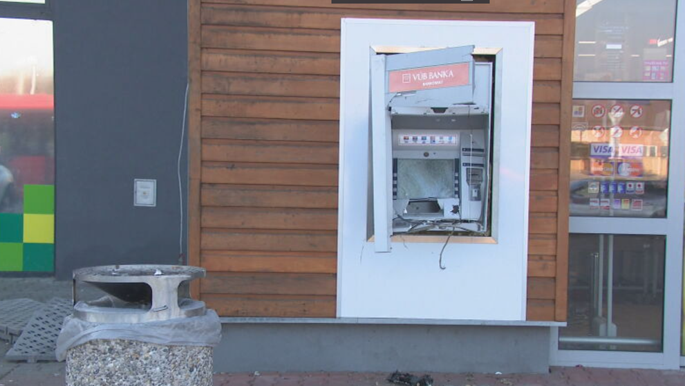 Poškodený bankomat po výbuchu v obci Rohožník.