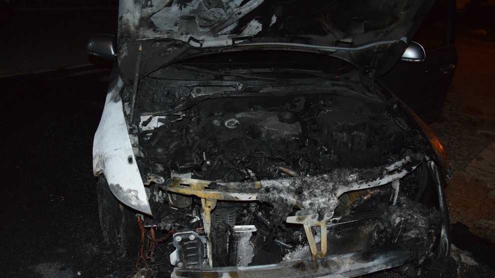 Autá niekto podpálil.