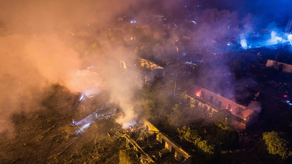 Na dronovej snímke záchranári zasahujú na mieste po výbuchu v továrni na ohňostroje v meste Čchang-ša.