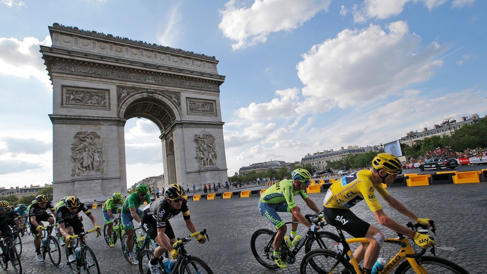 Chris Froome, Peter Sagan a spol. prechádzajú okolo Víťazného oblúka v poslednej etape Tour de France v Paríži.