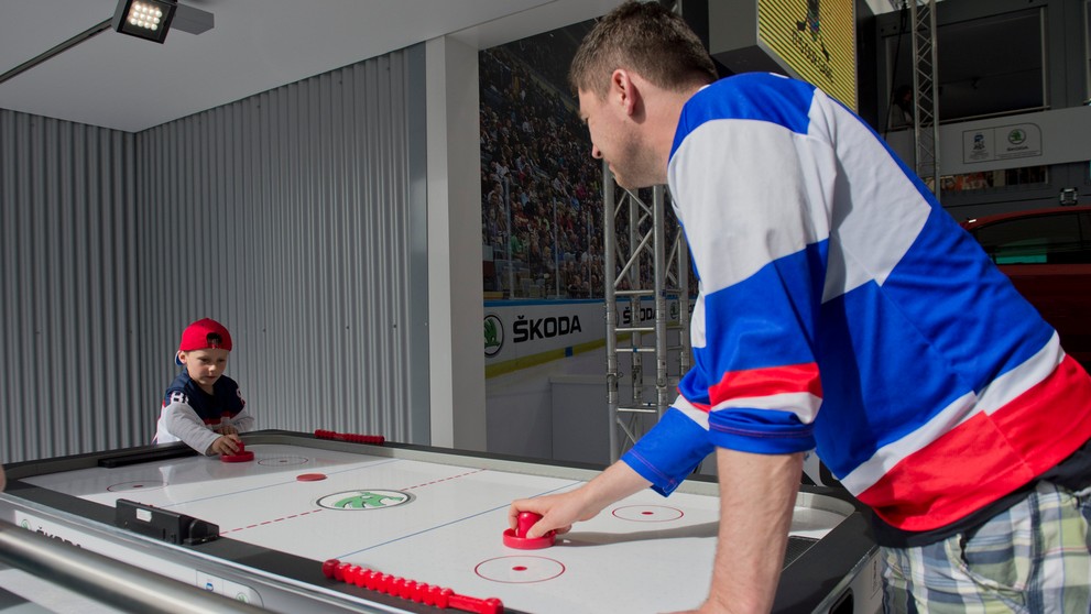 Na snímke slovenskí fanúšikovia pred zápasom  Švédsko - Slovensko.