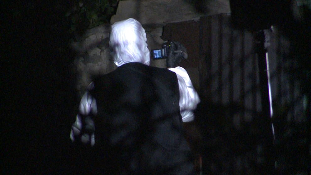 Technik nakrúca video na mieste nálezu ženského tela v Abranovciach.