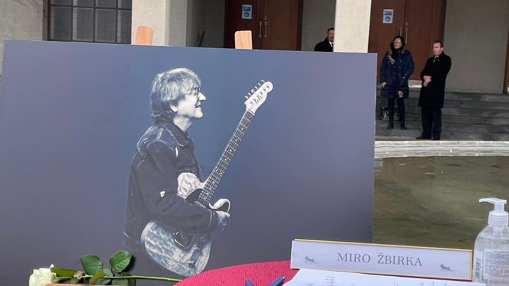 Kondolenčná kniha na rozlúčke s Meky Žbirkom.