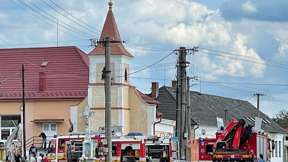 Na robotníka v Nedašovciach sa zrútila stena kaplnky