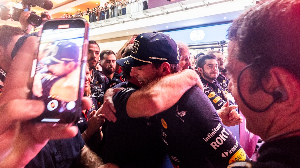 Max Verstappen dostával gratulácie zo všetkých strán.