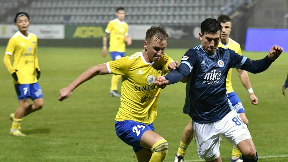 Zľava Matej Trusa z Michaloviec a Vernon De Marco zo Slovana v zápase 15. kola Fortuna ligy.