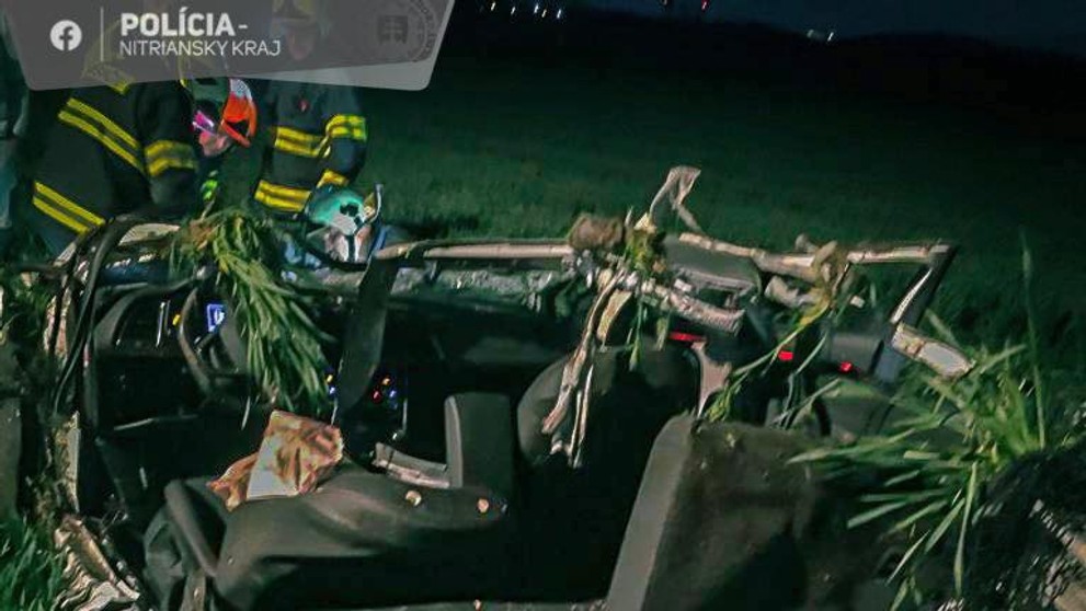 Auto sa prevrátilo na strechu