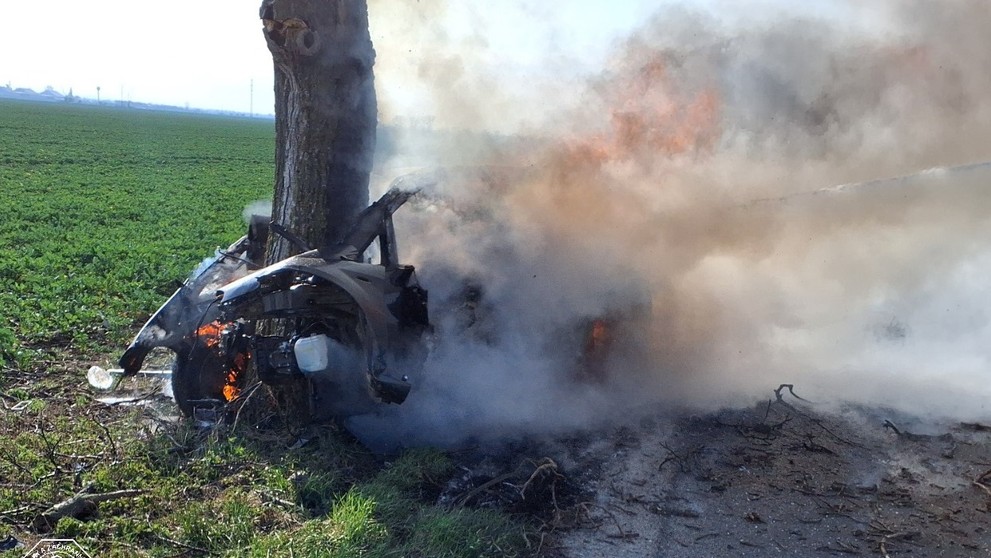 Auto začalo po náraze horieť