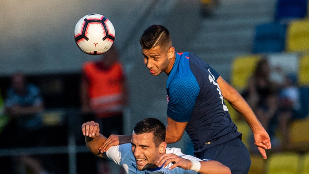 Reprezentant do 21 rokov Dávid Hancko (vpravo) a taliansky rovesník Giuseppe Pezzella.