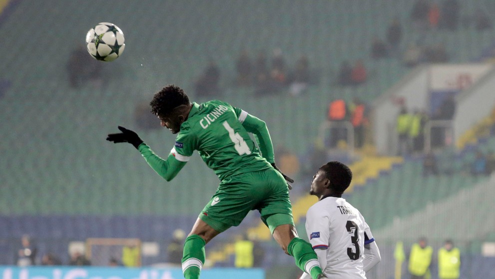 Cicinho z Ludogorcu Razgrad vo výskoku pred Adamom Traoré z Bazileja v dueli LM.