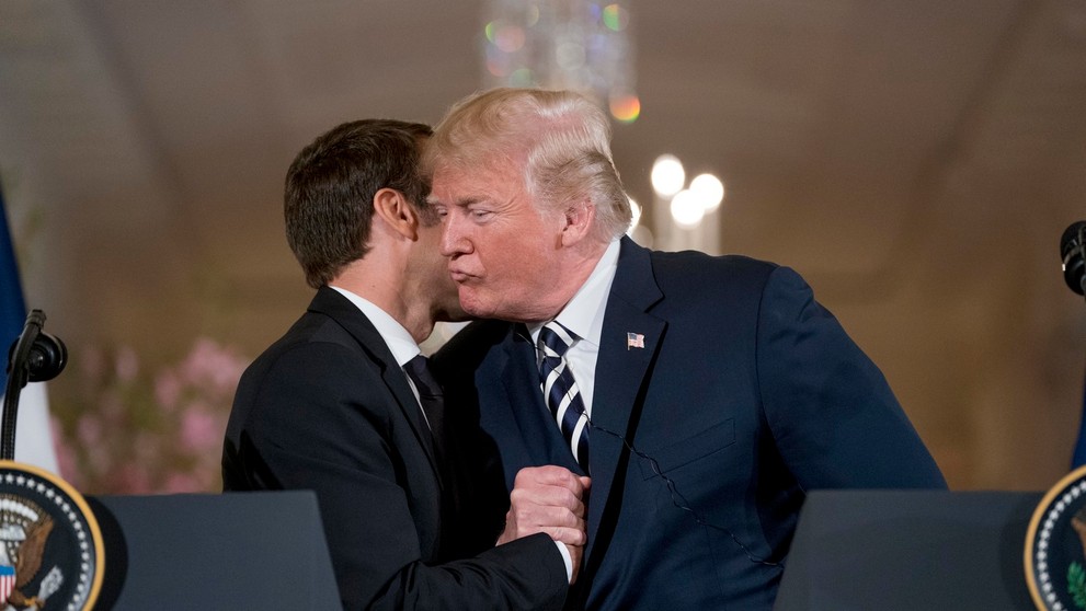 Trump uštedril Macronovi aj bozk. 