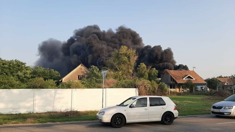 Požiar skladu v Palárikove.