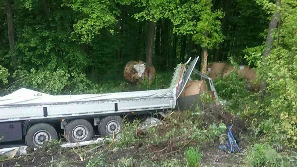 Vodič poľského kamióna havaroval v Krupine, zostal zakliesnený v kabíne