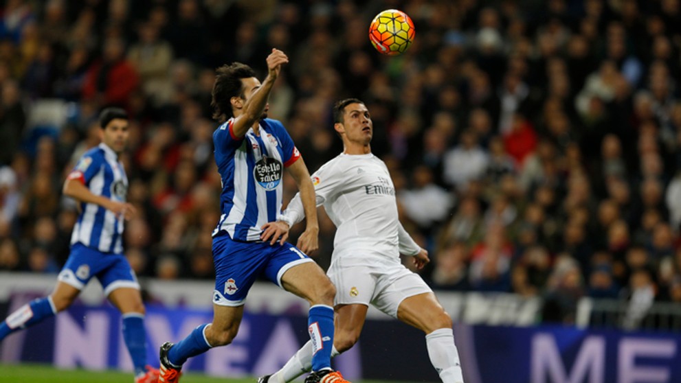 Ronaldo (Real Madrid) a Pedro Mosquera (Deportivo La Coruña) kontrolujú loptu v zápase La Ligy.