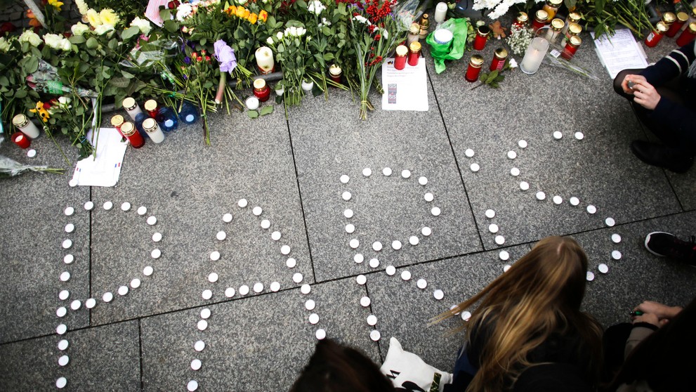 Mladá žena vytvorila nápis Paris z čajových sviečok 