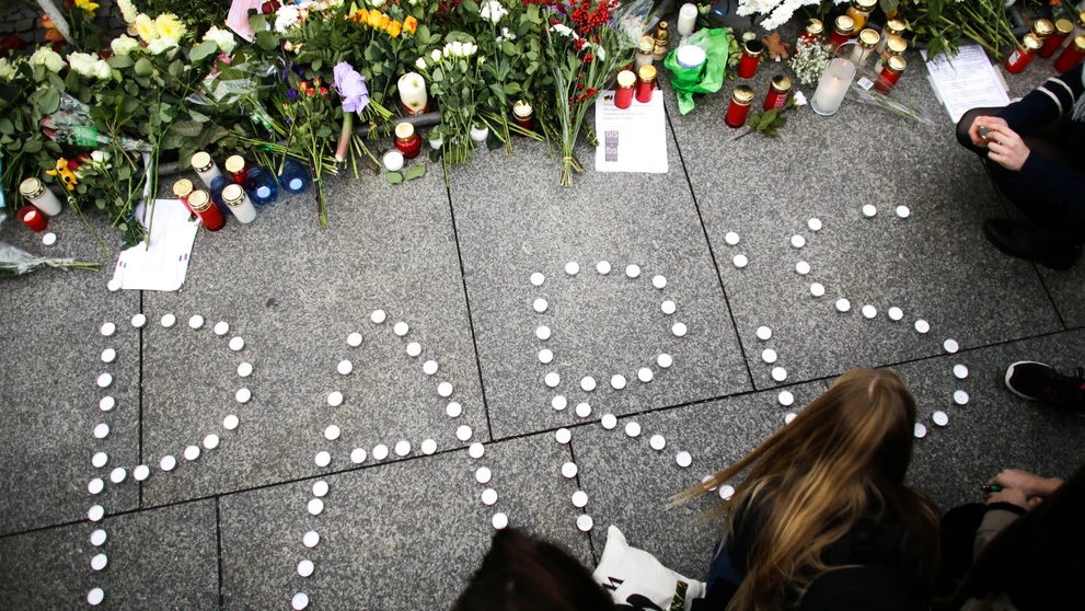 Mladá žena vytvorila nápis Paris z čajových sviečok 