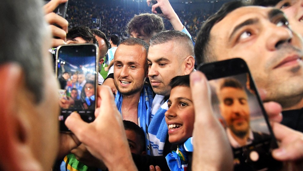 Stanislav Lobotka oslavuje s fanúšikmi zisk majstrovského titulu.